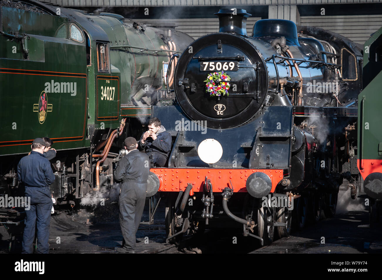 Die Severn Valley Railway, Bridgnorth, Shropshire, Großbritannien. 17. März 2019. Im Bild: Severn Valley Railway Freiwilliger nehmen eine Pause neben BR-Standard 4. Stockfoto