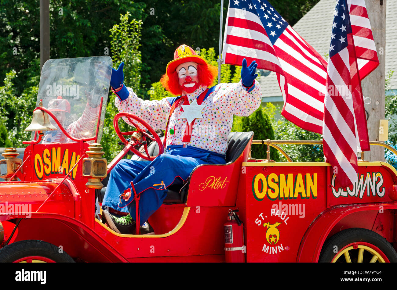 Mendota, Minnesota/USA - Juli 13, 2019: St. Paul Osman Schrein Zirkus Clown Gesten zu Masse von MOTORCADE am jährlichen Mendota Tage Parade. Stockfoto