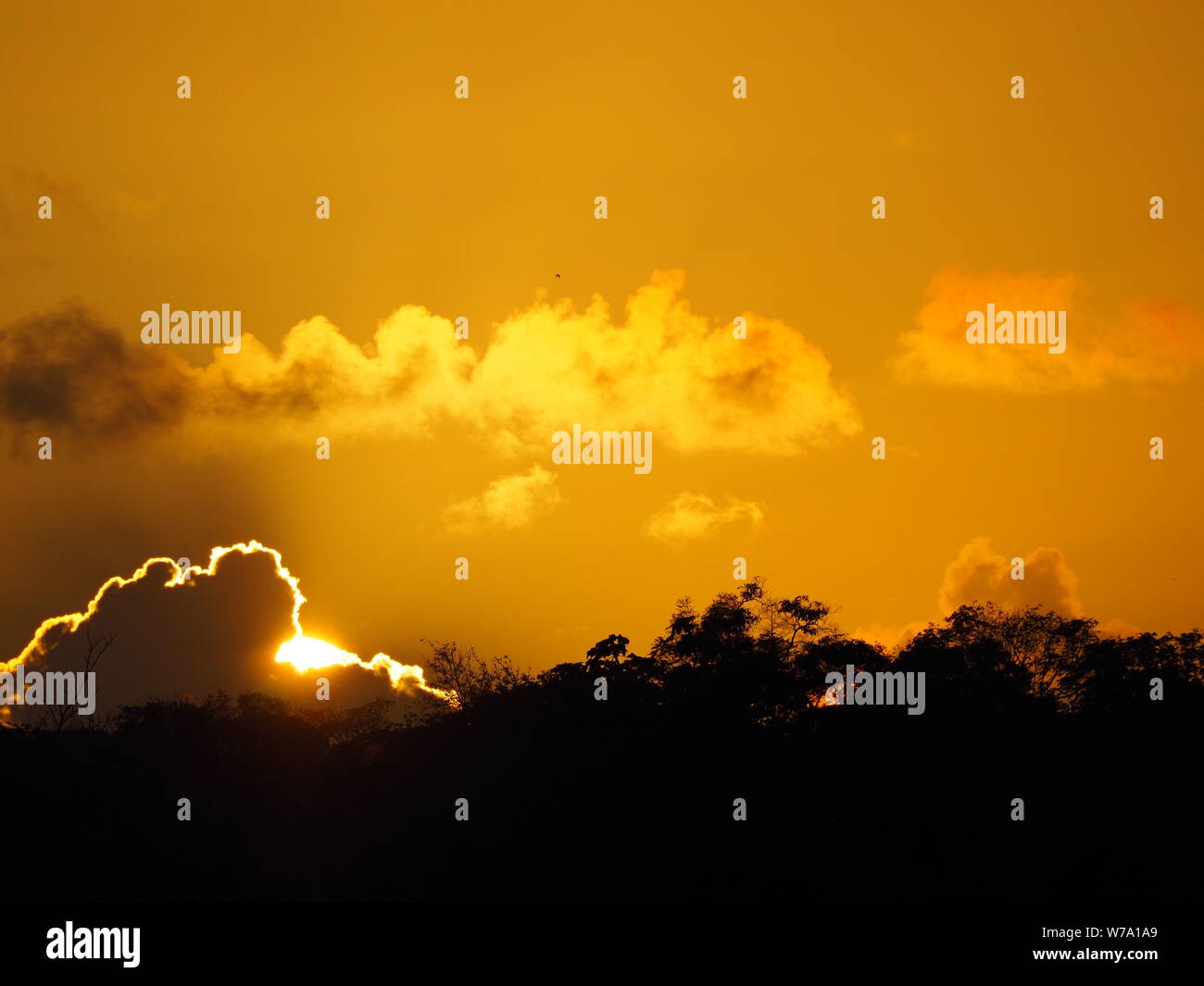 Schöne orange Sonnenuntergang. Die Sonne hinter den Wolken. Stockfoto