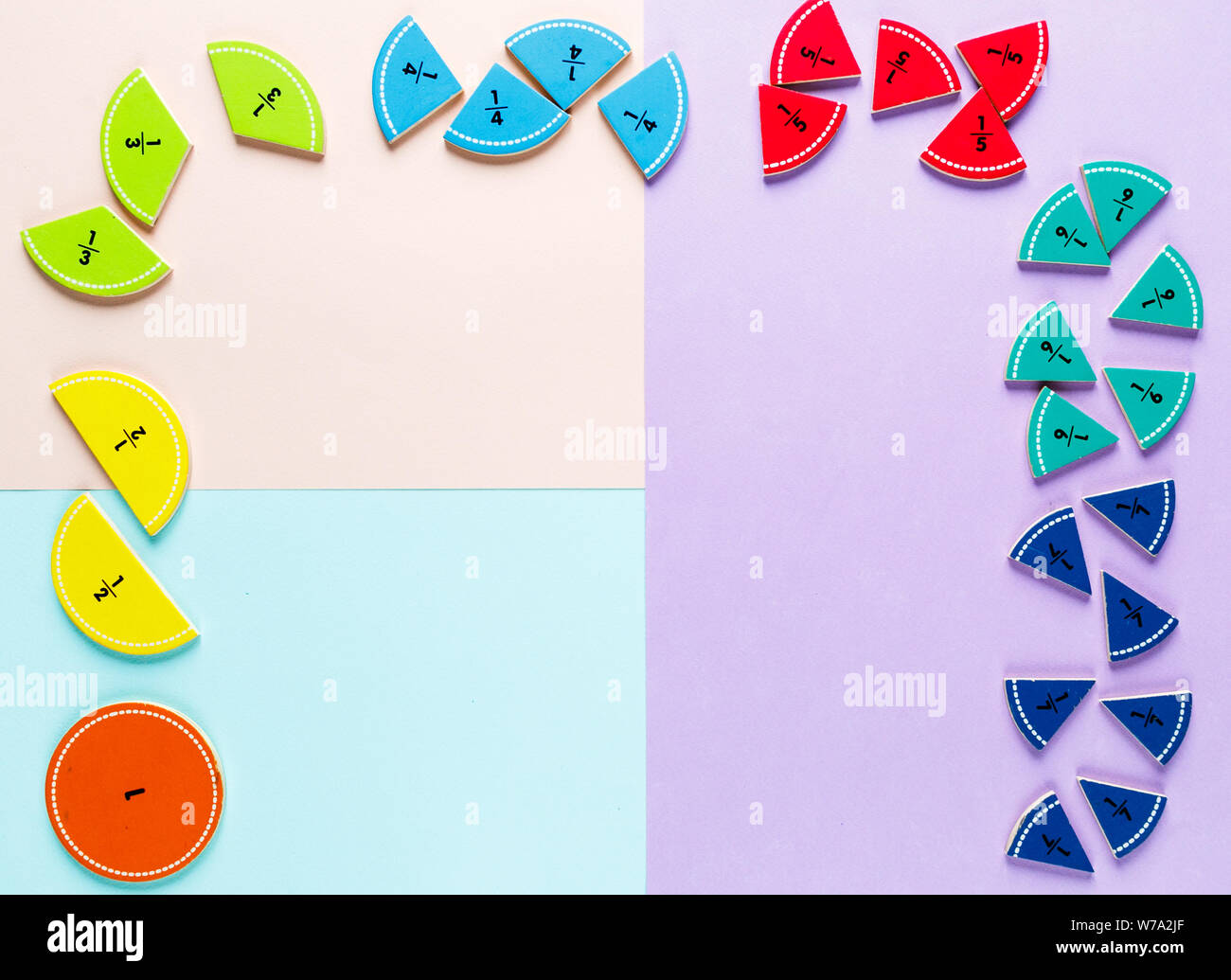 Bunte Mathematik Bruchrechnung und Holz- Abacus auf dem Rosa Blau Violett hellen Hintergründen. Interessante Mathe für Kids. Bildung, zurück in die Schule. Stockfoto