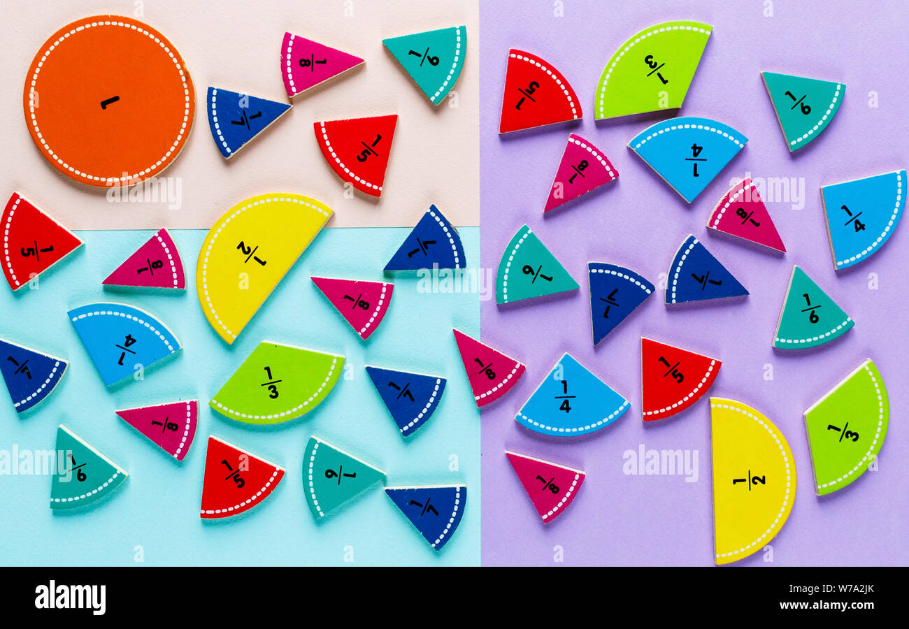 Bunte Mathematik Bruchrechnung und Holz- Abacus auf dem Rosa Blau Violett hellen Hintergründen. Interessante Mathe für Kids. Bildung, zurück in die Schule. Stockfoto