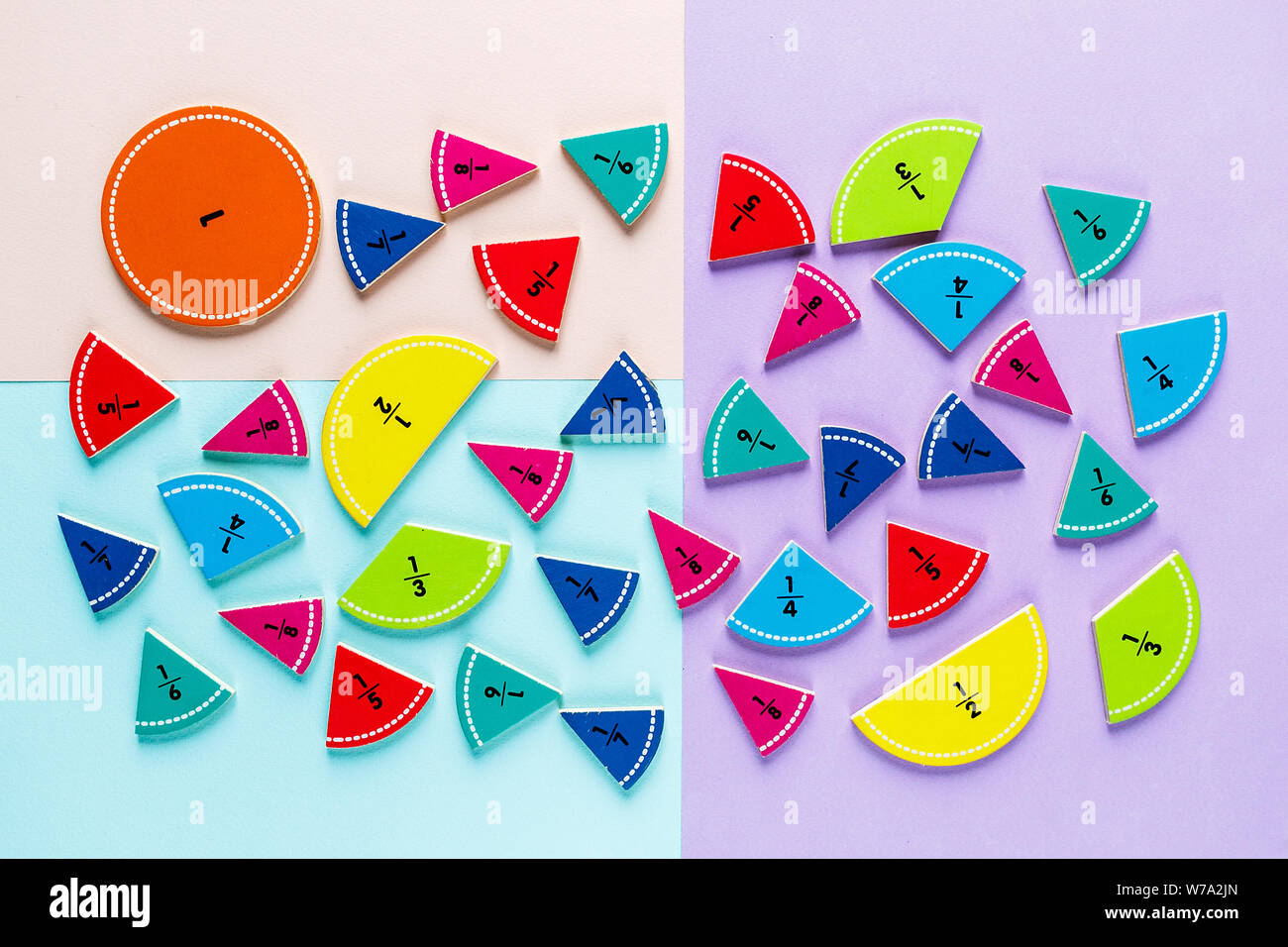 Bunte Mathematik Bruchrechnung und Holz- Abacus auf dem Rosa Blau Violett hellen Hintergründen. Interessante Mathe für Kids. Bildung, zurück in die Schule. Stockfoto