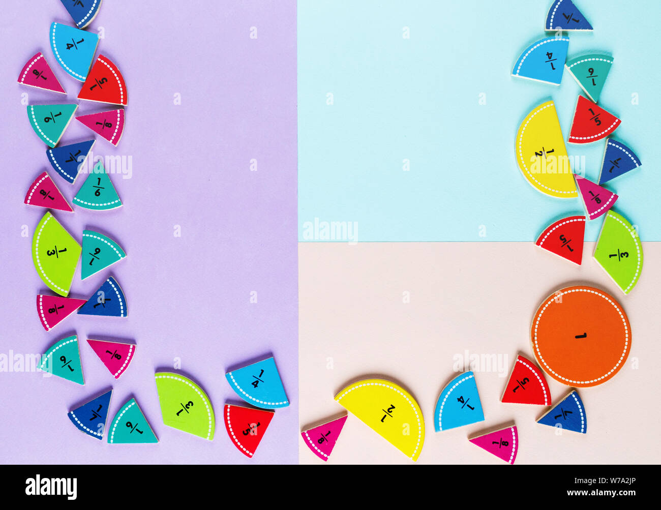 Bunte Mathematik Bruchrechnung und Holz- Abacus auf dem Rosa Blau Violett hellen Hintergründen. Interessante Mathe für Kids. Bildung, zurück in die Schule. Stockfoto