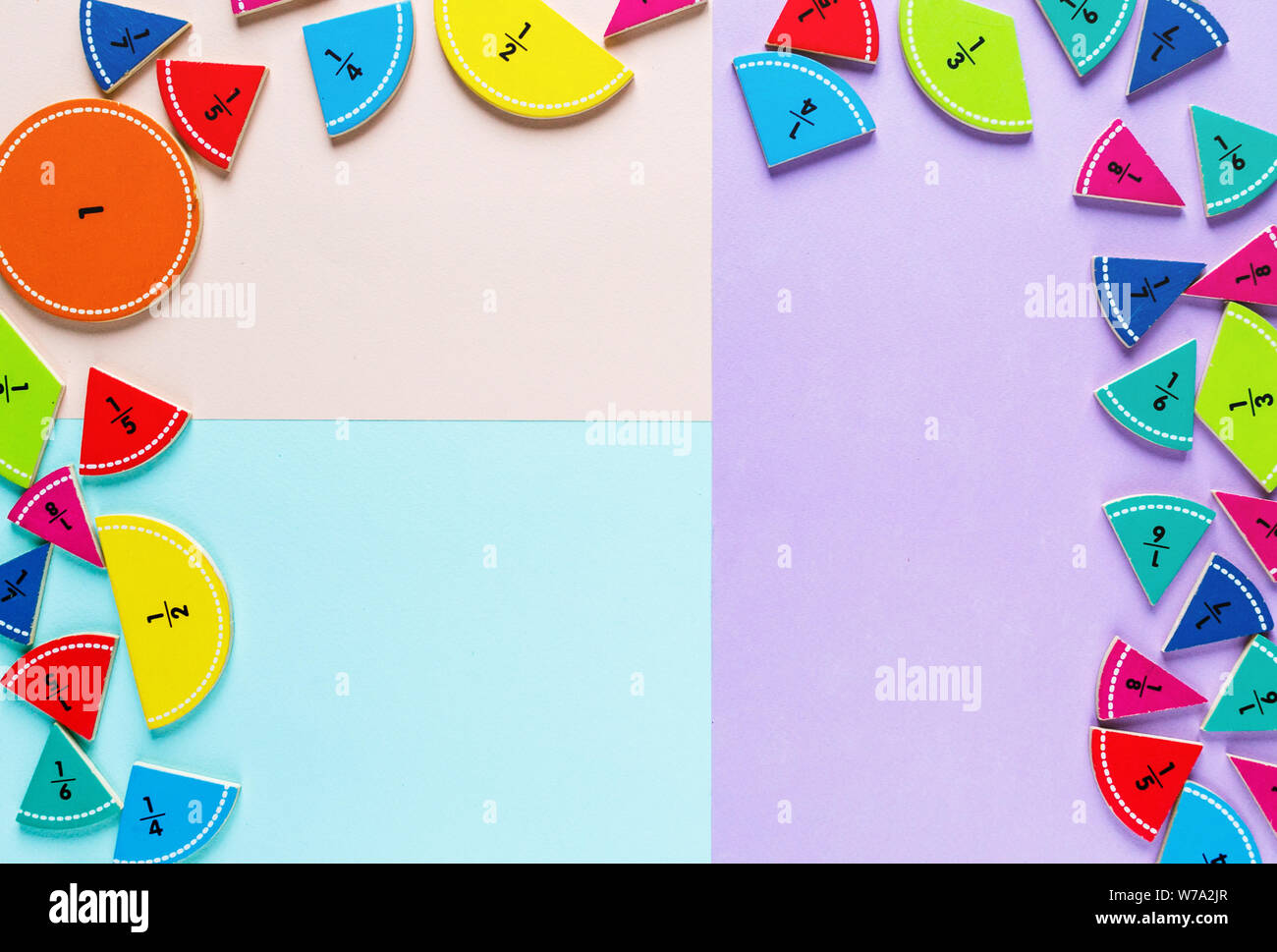 Bunte Mathematik Bruchrechnung und Holz- Abacus auf dem Rosa Blau Violett hellen Hintergründen. Interessante Mathe für Kids. Bildung, zurück in die Schule. Stockfoto