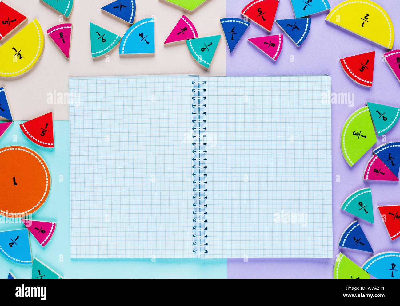 Bunte Mathematik Bruchrechnung und Holz- Abacus auf dem Rosa Blau Violett hellen Hintergründen. Interessante Mathe für Kids. Bildung, zurück in die Schule. Stockfoto