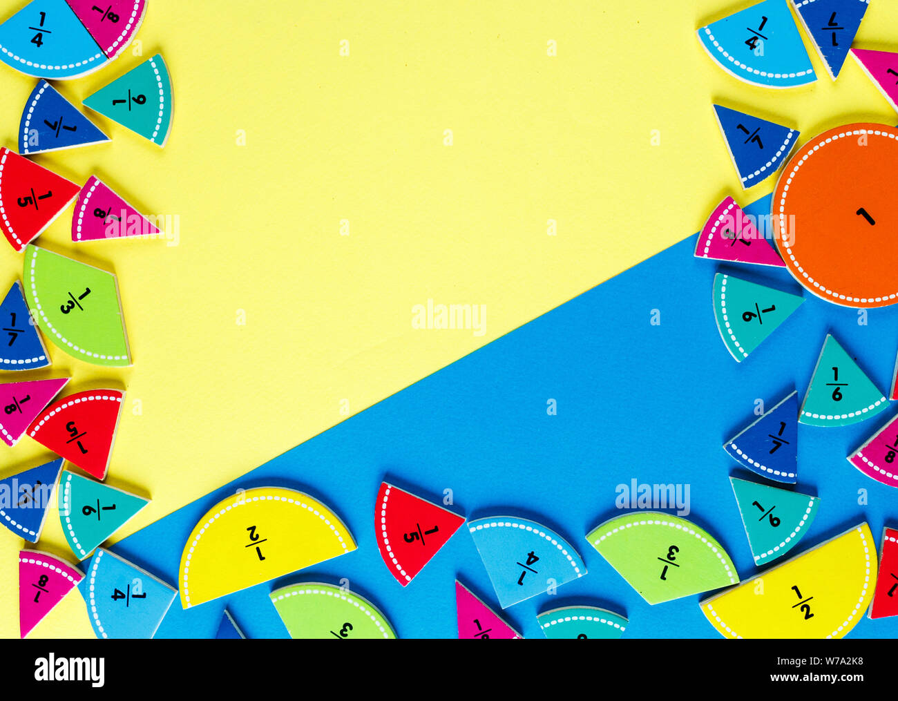 Bunte mathematische Fraktionen auf der Gelb und Blau mit hellen Hintergründen. interessante Mathe für Kids. Bildung, zurück in die Schule. Geometrie und Mathematik Stockfoto