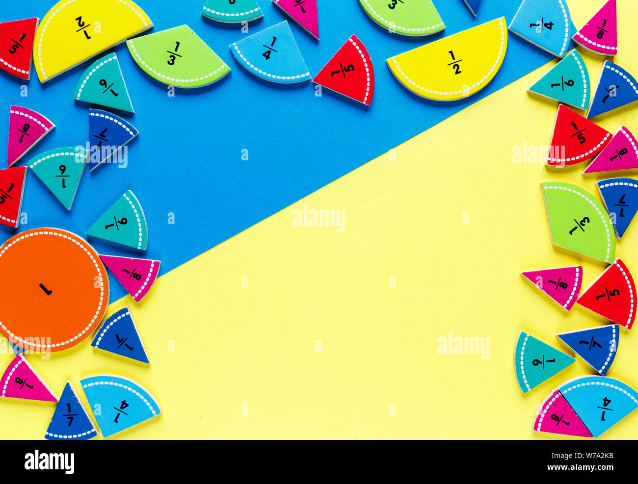 Bunte mathematische Fraktionen auf der Gelb und Blau mit hellen Hintergründen. interessante Mathe für Kids. Bildung, zurück in die Schule. Geometrie und Mathematik Stockfoto