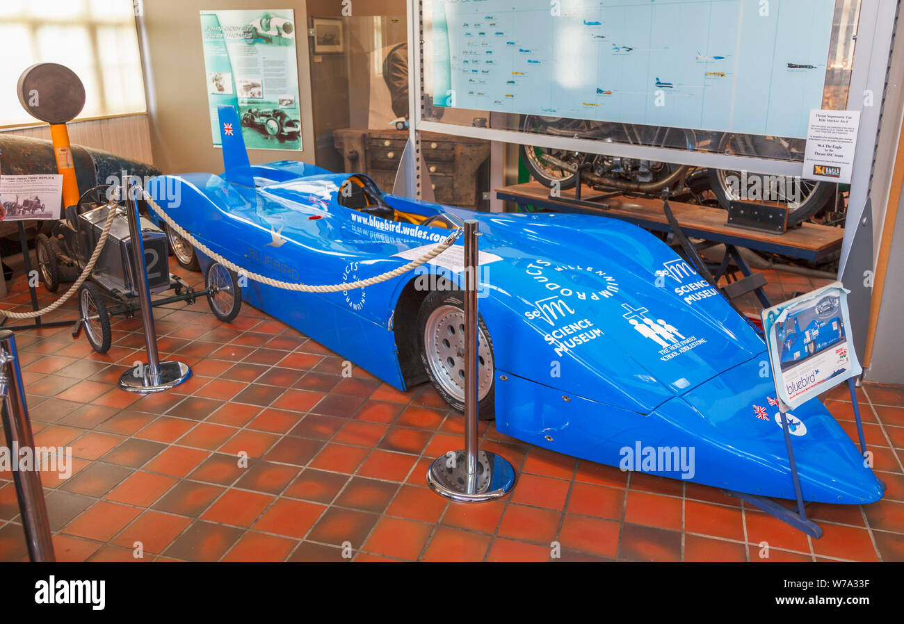 Das Bluebird II, in denen Don Wales Großbritannien Geschwindigkeitsrekord für ein elektrisches Auto brach, eine Ausstellung in Brooklands Museum, Weybridge, Surrey, Großbritannien Stockfoto