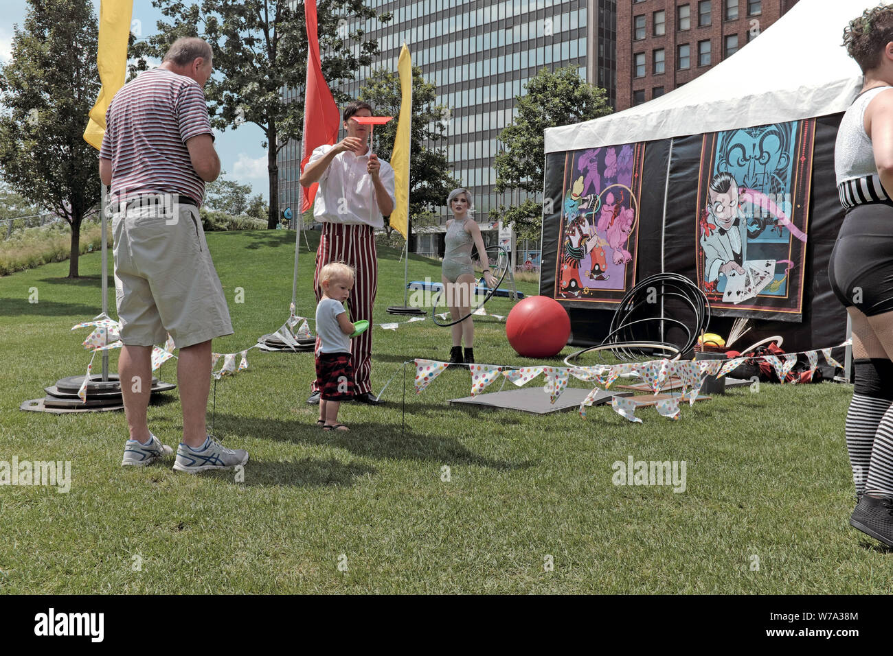 Die Wizbang Theatre Truppe macht eine Pause von ihrem Auftritt beim BorderLight Festival 2019 in Cleveland, Ohio, USA. Stockfoto