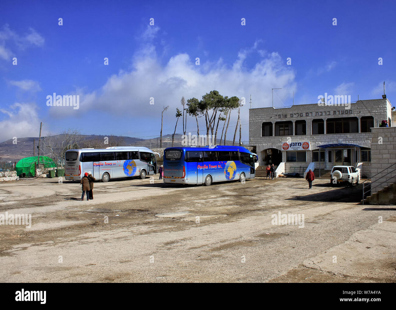 Zwei Touristenbusse sitzen auf dem Parkplatz von Birkat Ram Drusen Restaurant Mas'ade in Israels Golanhöhen. Stockfoto
