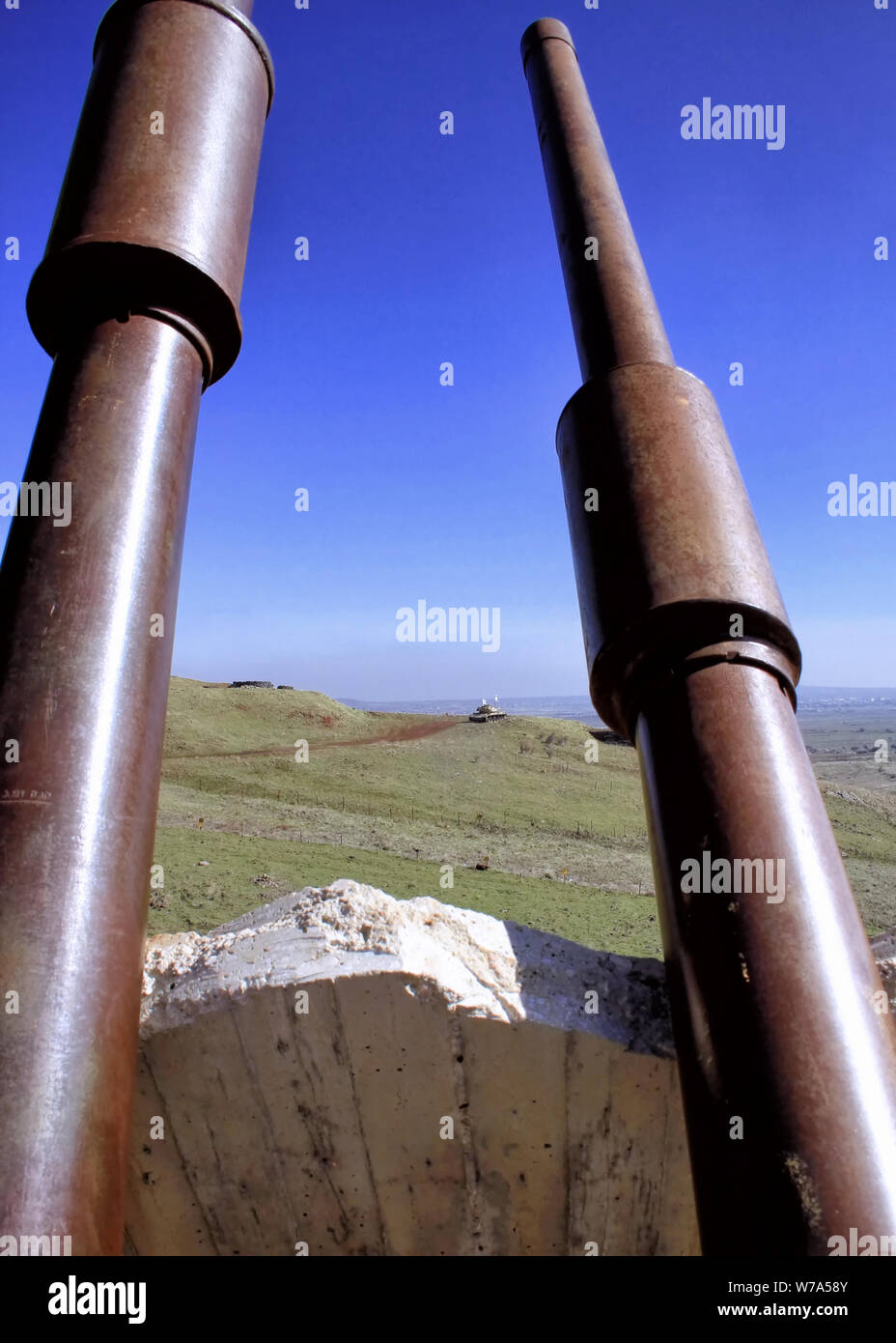 Suchen zwischen Geschütztürme der Oz 77 Memorial in Richtung Tal der Tränen und in Syrien. Stockfoto