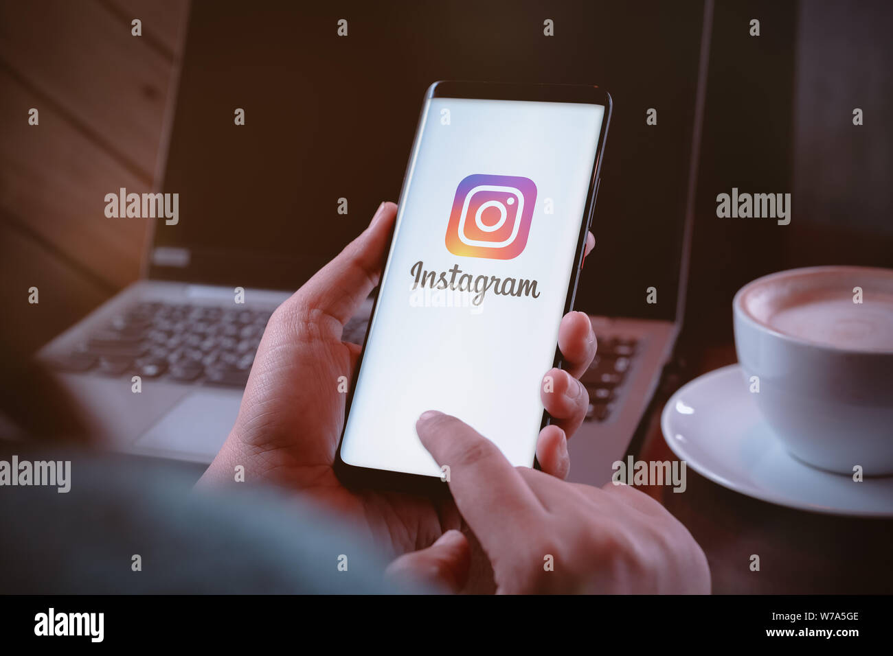 Bangkok, Thailand - August 5, 2019: eine Frau hält ein Smartphone mit instragram Logo auf dem Bildschirm angezeigt. Instagram ist das größte und beliebteste Foto so Stockfoto