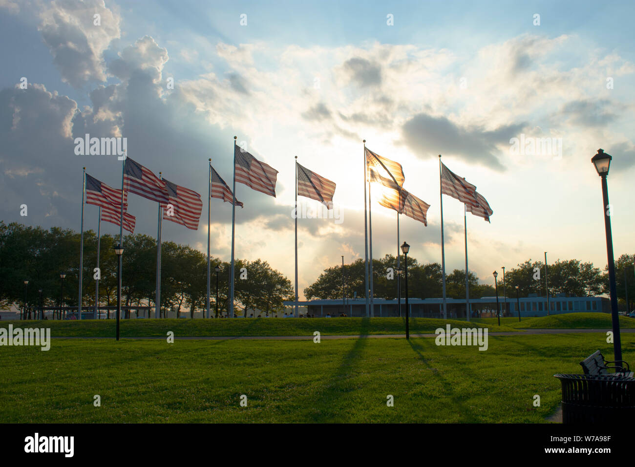 Sonne scheint durch ein Feld von US-Flaggen im Liberty State Park, in Jersey City, New Jersey Stockfoto