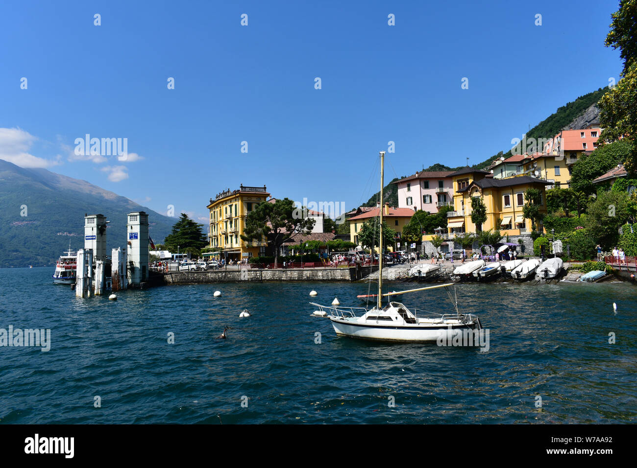 Die schöne Varenna Gemeinde teilt seine attraktiven Grenzen und Waterfront Eigenschaften am Comer See von Italien Stockfoto