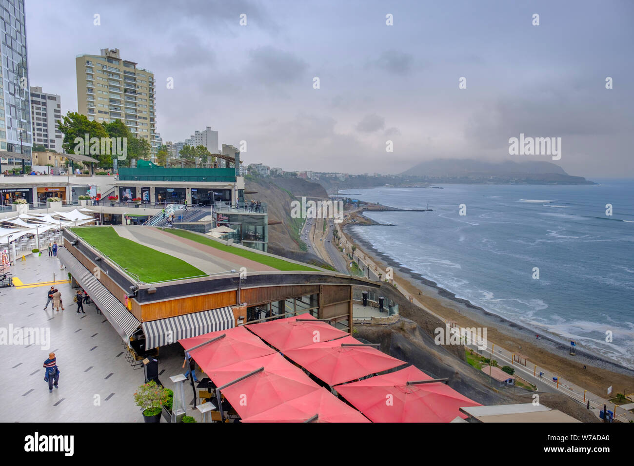 Peru Küste, Larcomar Einkaufszentrum in Malecon de La Reserva, Costa Verde, Malecón de La Reserva, Miraflores Bezirk, Lima, Peru Stockfoto