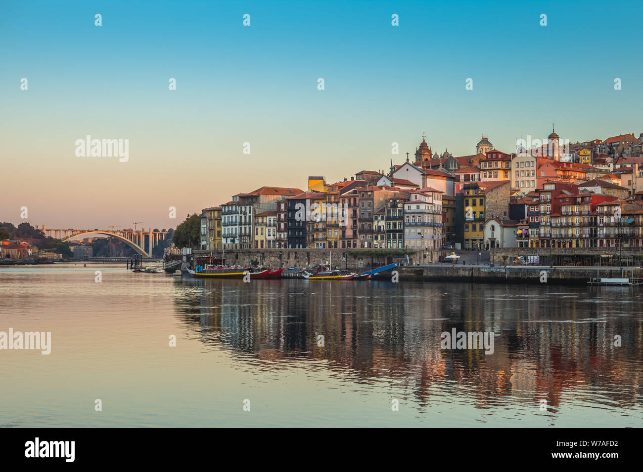 Landschaft von Porto durch den Fluss Douro, Portugal Stockfoto