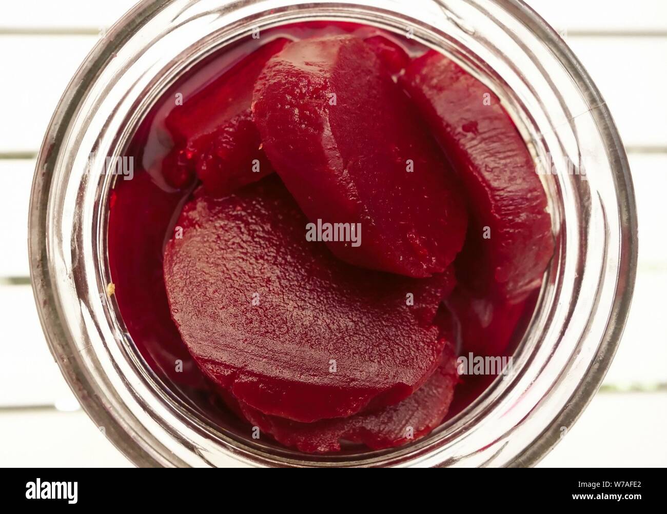 Jar haltbar geschnittene rote Beete geöffnet Stockfoto