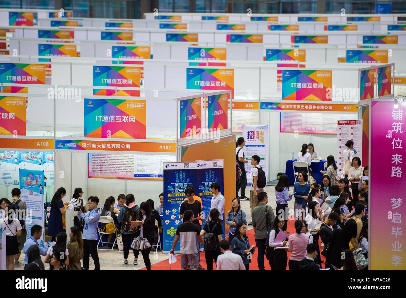 Chinesischen Absolventen und Arbeitssuchende Blick für Beschäftigung an einem Job Messe in Shenzhen, der südchinesischen Provinz Guangdong, 16. Oktober 2017. Eine neue Su Stockfoto