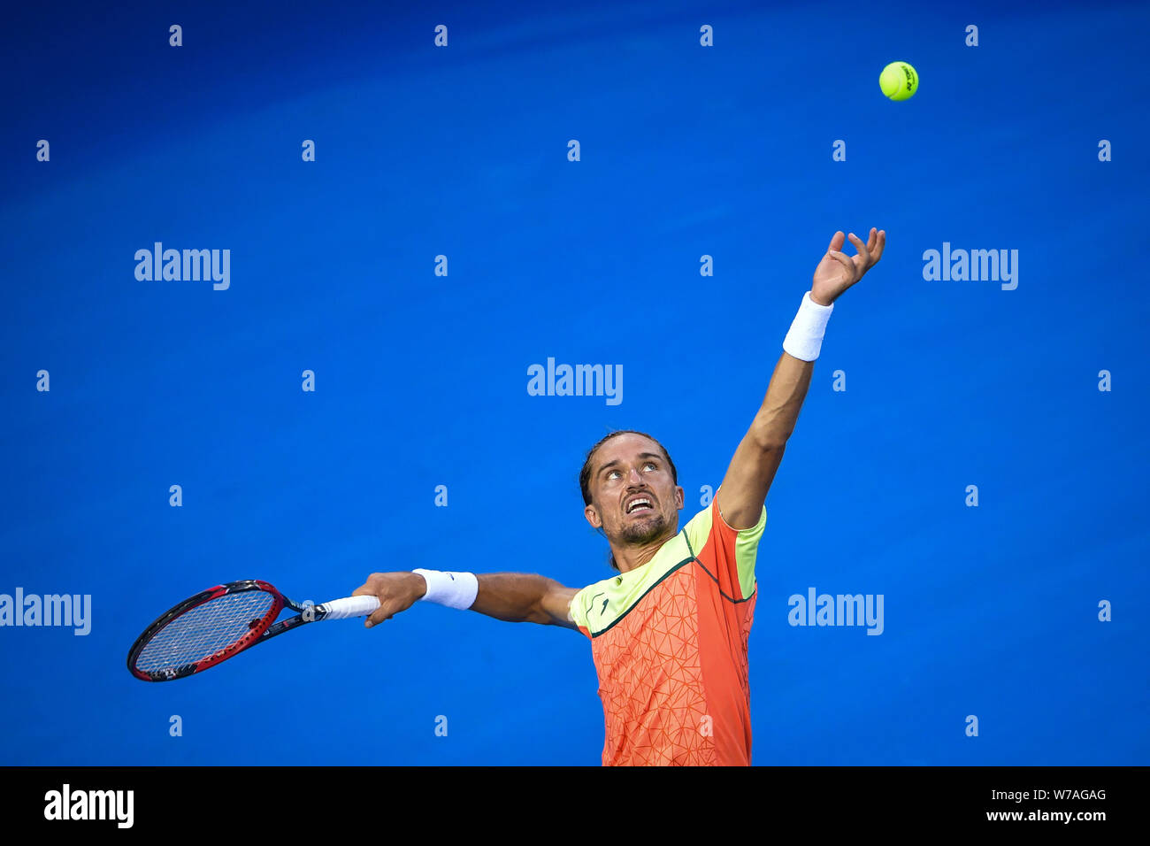 Alexandr Dolgopolov der Ukraine dient gegen David Goffin von Belgien in ihrem letzten Spiel der männlichen Singles während der 2017 Shenzhen Open Tennis t Stockfoto