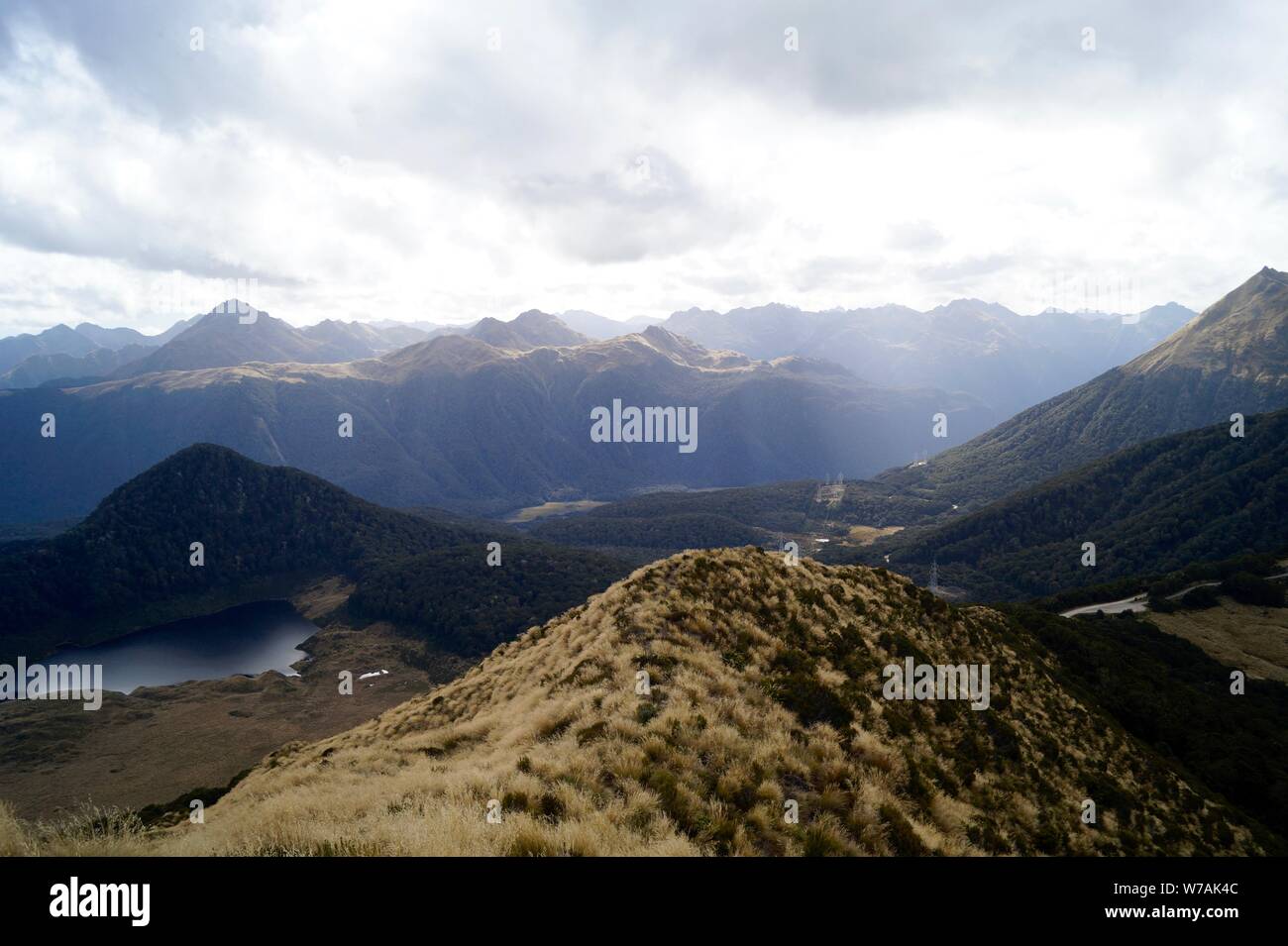 Schimmernde Sonnenlicht Streams auf sanften Bergen auf dem Mt Verbrennungen Wanderweg Stockfoto