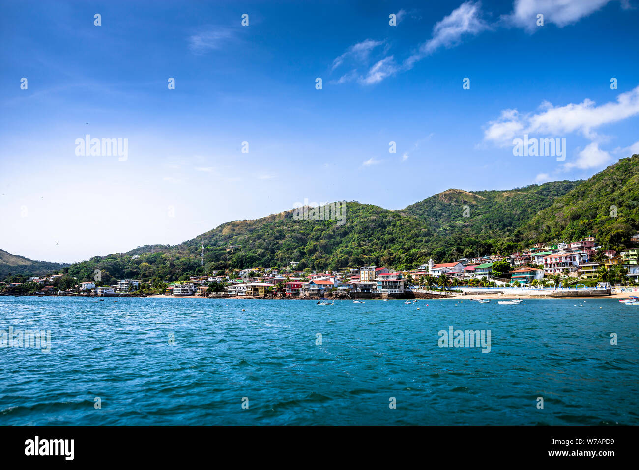 Dar es Salaam die Blume der Insel in der Nähe von Panama City Blick auf das Dorf und der Strand mit kleinen Booten Stockfoto