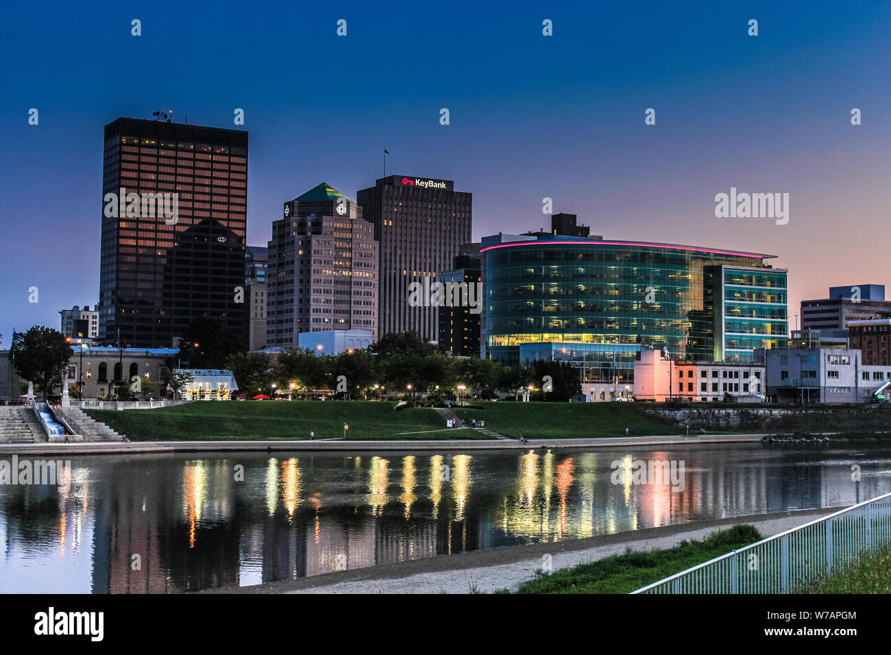 Dayton Ohio Stadtbild die Skyline in der Dämmerung Stockfoto