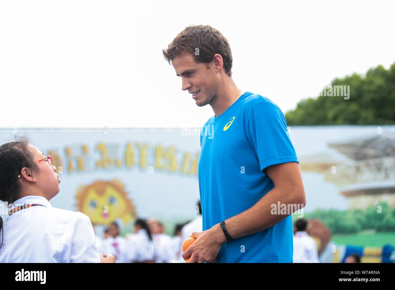 Kanadischen Tennisspieler Vasek Pospisil interagiert mit jungen Spielern an einer Aktivität während der dritte Tag der Rolex Masters in Shanghai in Shanghai, China, 9. Stockfoto