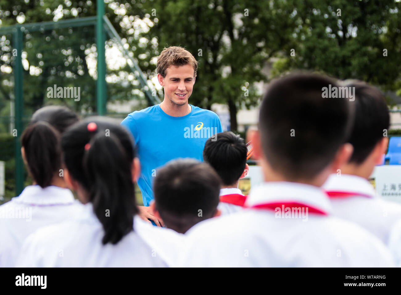 Kanadischen Tennisspieler Vasek Pospisil interagiert mit jungen Spielern an einer Aktivität während der dritte Tag der Rolex Masters in Shanghai in Shanghai, China, 9. Stockfoto