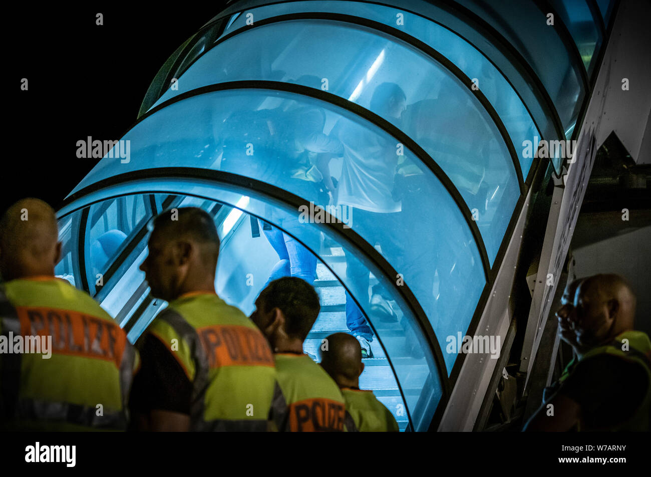 Leipzig, Deutschland. 01 Aug, 2019. Eine afghanische Polizisten am Flughafen Leipzig-Halle begleiten auf einem Chartern von Flugzeugen. 45 abgelehnte Asylbewerber auf der Flucht in die afghanische Hauptstadt Kabul deportiert wurden. (Dpa Geschichte: Abschiebung Flug nach Afghanistan) Credit: Michael Kappeler/dpa/Alamy leben Nachrichten Stockfoto