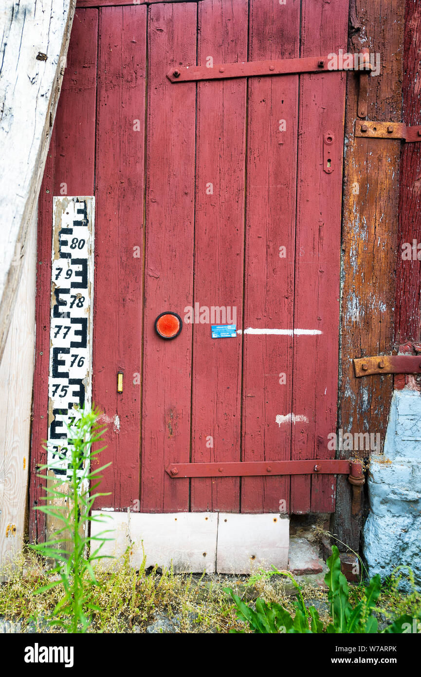 Hitzacker, Deutschland. 01. Juli, 2019. An einem Haus in der Altstadt von Hitzacker, eine weiße Linie wird gemalt, in dem die Flut im April 2006. Die alte Stadt liegt an der Elbe, von zwei Armen des kleinen Jeetzel, die wiederholt zu Überflutungen bei Hochwasser led eingerahmt. Credit: Philipp Schulze/dpa/Alamy leben Nachrichten Stockfoto