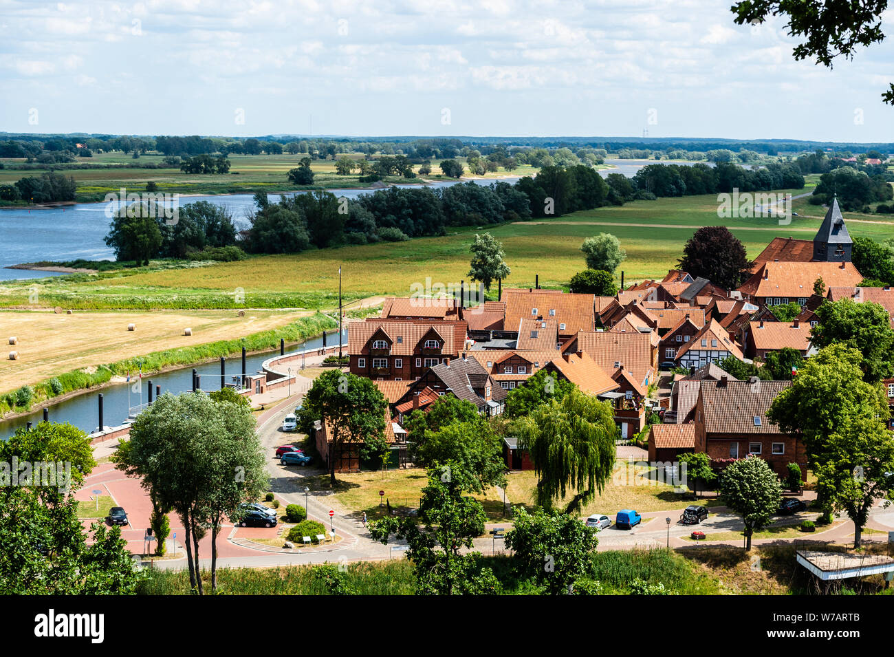 Hitzacker, Deutschland. 01. Juli, 2019. Blick auf die Altstadt von Hitzacker. Die alte Stadt liegt an der Elbe, von zwei Armen des kleinen Jeetzel, die wiederholt zu Überflutungen bei Hochwasser led eingerahmt. Credit: Philipp Schulze/dpa/Alamy leben Nachrichten Stockfoto
