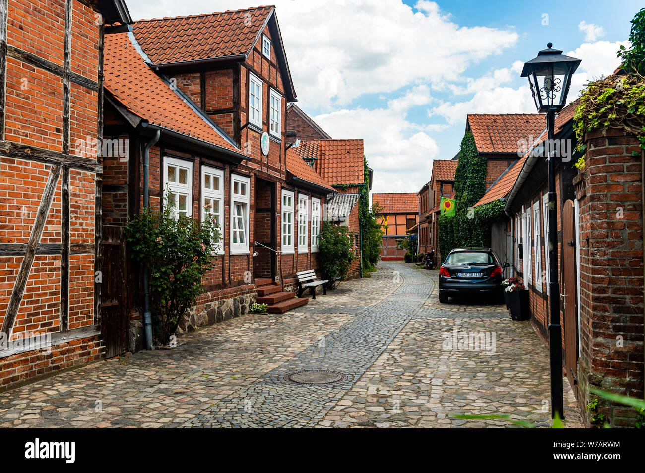 Hitzacker, Deutschland. 01. Juli, 2019. Ein Blick in eines der typischen Gassen in der Altstadt von Hitzacker. Die alte Stadt liegt an der Elbe, von zwei Armen des kleinen Jeetzel, die wiederholt zu Überflutungen bei Hochwasser led eingerahmt. Credit: Philipp Schulze/dpa/Alamy leben Nachrichten Stockfoto