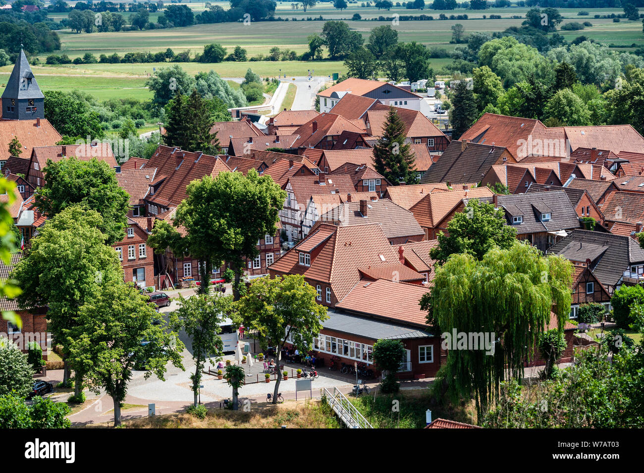 Hitzacker, Deutschland. 01. Juli, 2019. Blick auf die Altstadt von Hitzacker. Die alte Stadt liegt an der Elbe, von zwei Armen des kleinen Jeetzel, die wiederholt zu Überflutungen bei Hochwasser led eingerahmt. Credit: Philipp Schulze/dpa/Alamy leben Nachrichten Stockfoto