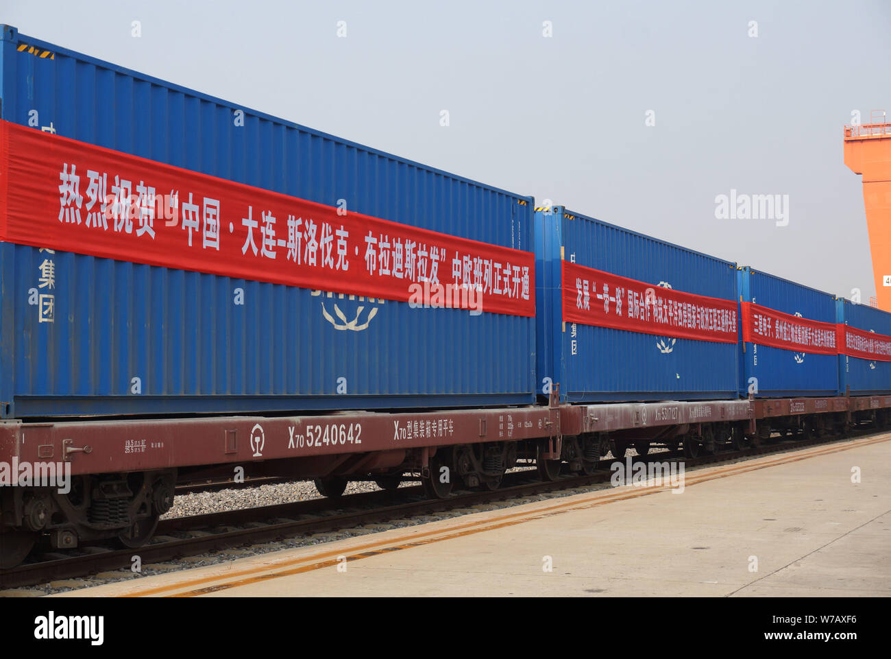 Ein Güterzug in Richtung Bratislava in der Slowakei wird dargestellt, während einer Zeremonie von China Dalian ¨C Slowakei Bratislava Ganzzug vor Stockfoto