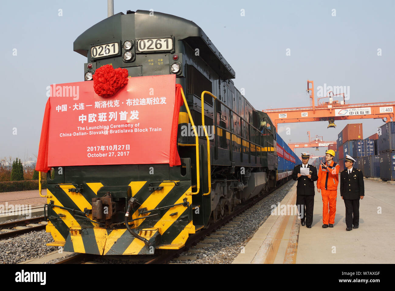 Ein Güterzug in Richtung Bratislava in der Slowakei wird dargestellt, während einer Zeremonie von China Dalian ¨C Slowakei Bratislava Ganzzug vor Stockfoto