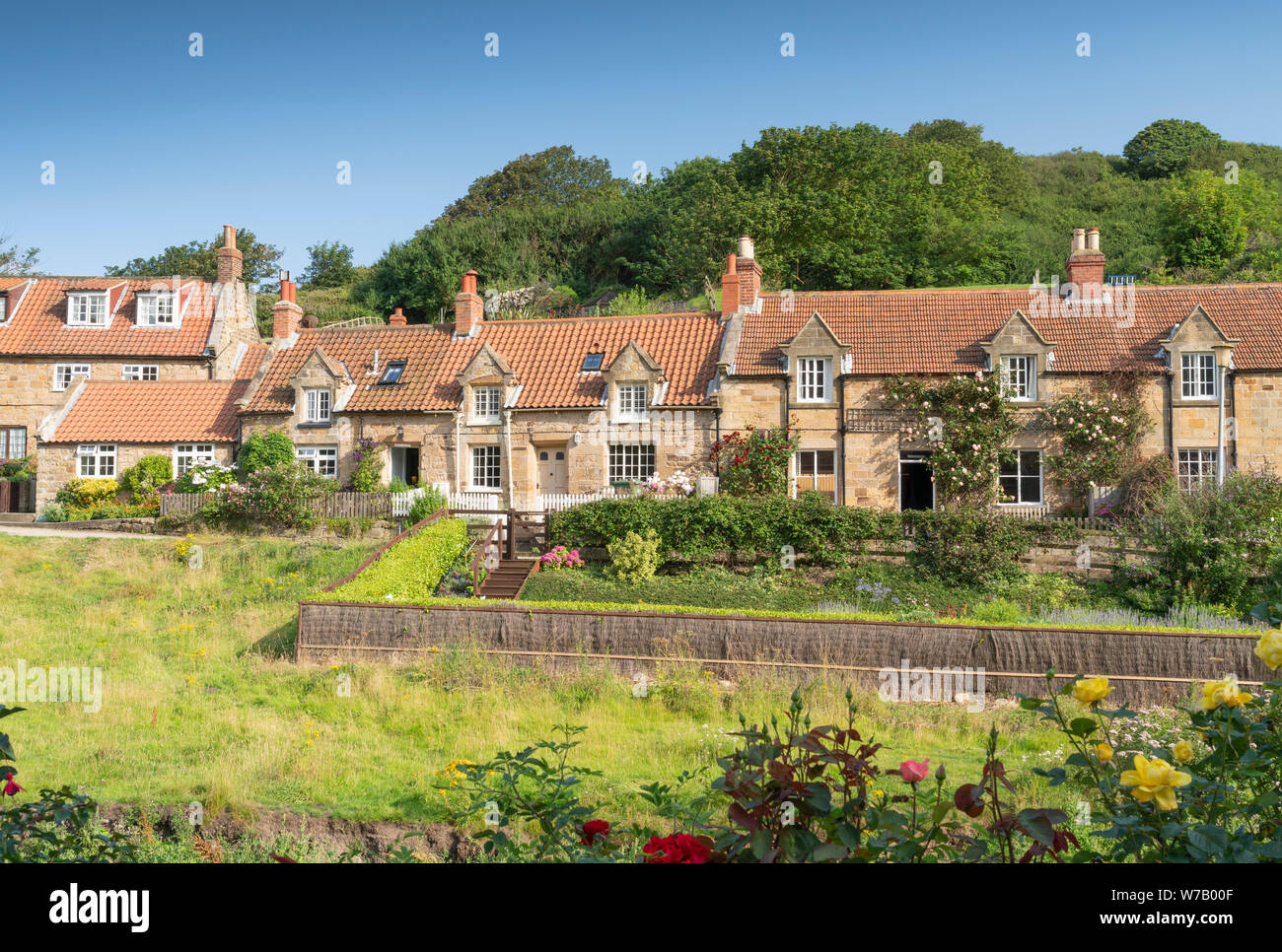 Holiday Self Catering Cottages neben dem Beck auf Sandsend Küstendorf, North Yorkshire, UK. Stockfoto