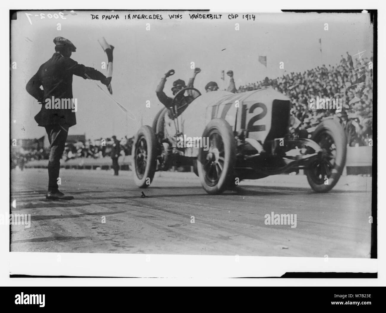 De Palma im Mercedes gewinnt Vanderbilt Cup Rennen 1914 Stockfoto