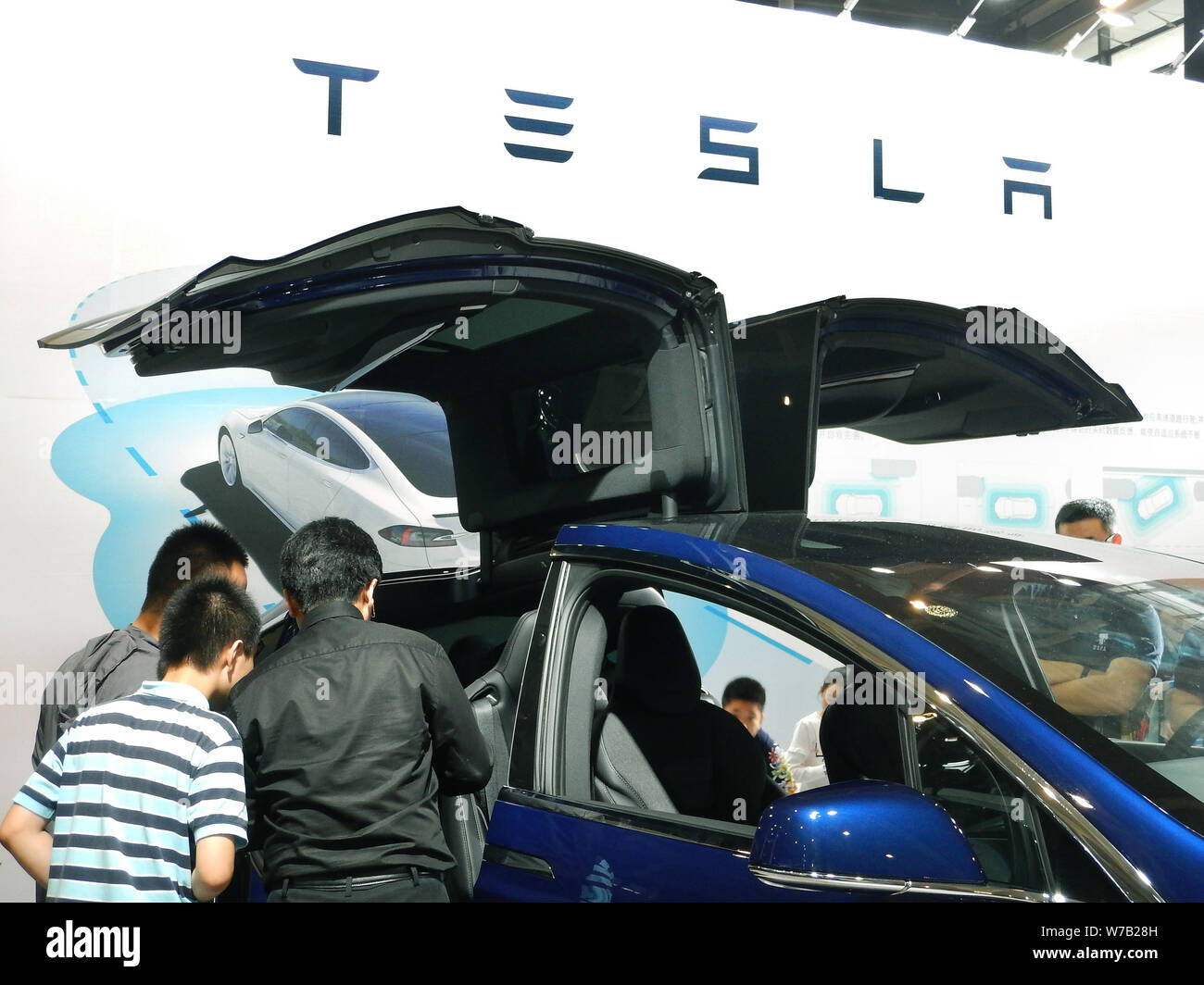 ---- Leute besuchen Sie den Stand von Tesla in einem Automobil Ausstellung in Nanjing, Provinz Jiangsu, China vom 4. Oktober 2017. Amerikanische aut Stockfoto