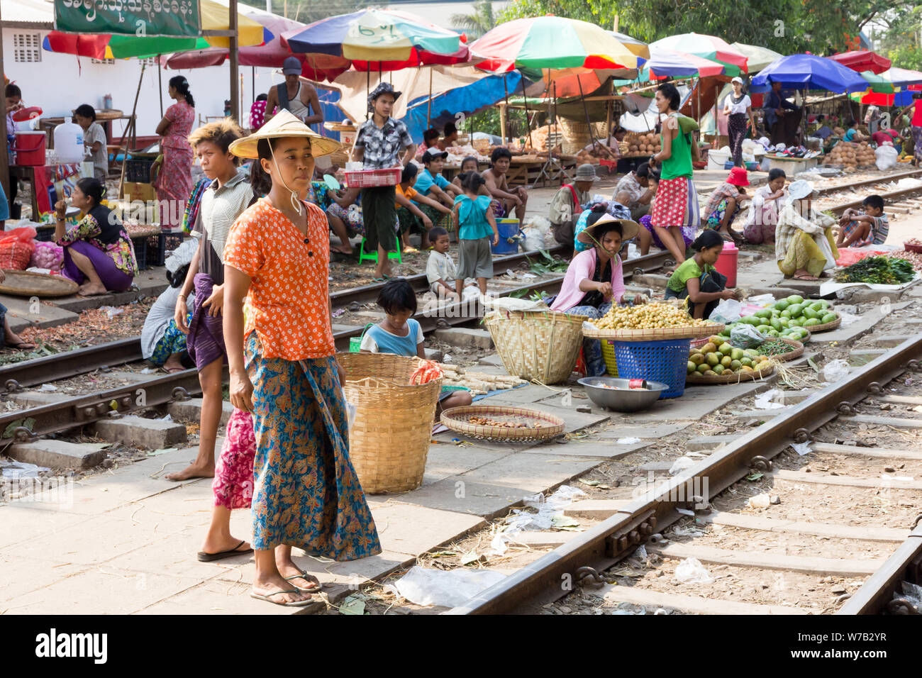 Yangon, Myanmar-Mai 5. 2014: Markt am Bahnhof Bahnsteig. Händler verkaufen ihre waren um Passagiere zu trainieren. Stockfoto