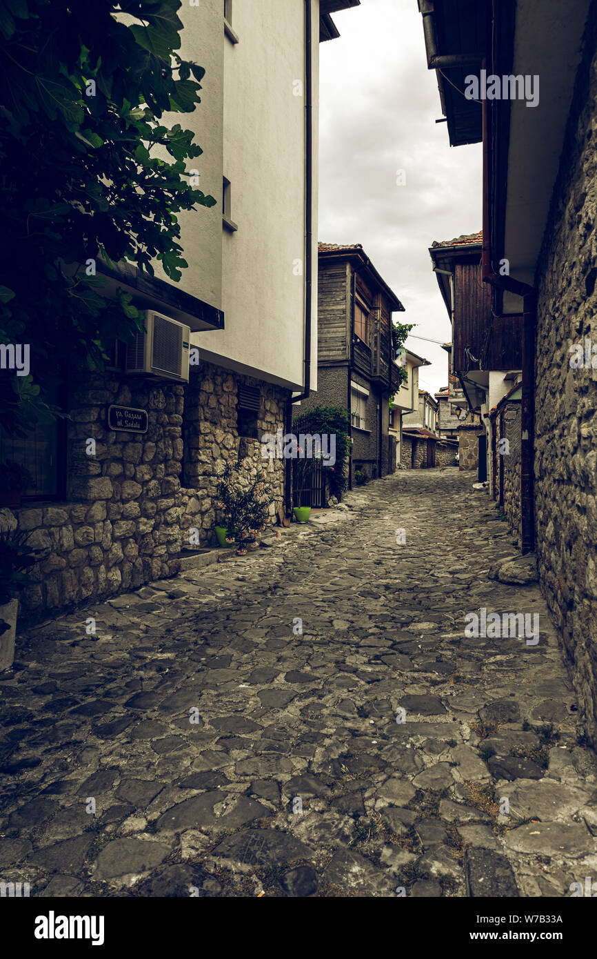 NESSEBAR, Bulgarien - Juni 22, 2019: Schön und engen Straße der alten Stadt am Meer. Einsame Straßen in den frühen Morgen. Stockfoto