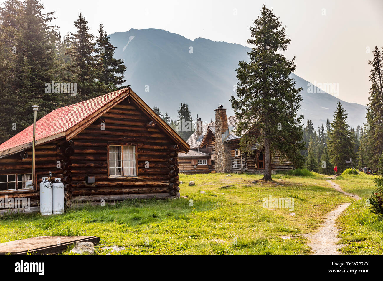 Bunkhouse und Main Lodge at Skoki Ski Lodge, einem abgelegenen Hinterland in der Nähe von Lake Louise, Banff National Park, Alberta, Kanada Lodge. Stockfoto