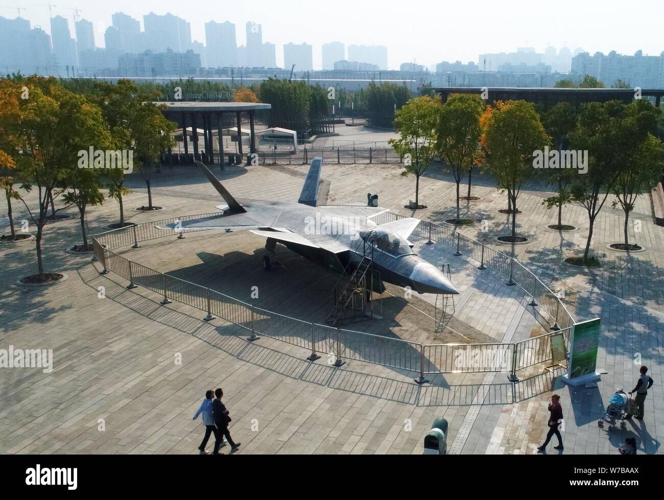 Blick auf das lebensgroße Modell der J-20 stealth Kampfflugzeug der Chinesischen PLA's (Peoples Liberation Army) Air Force gebaut von chinesischen Militär enthus Stockfoto