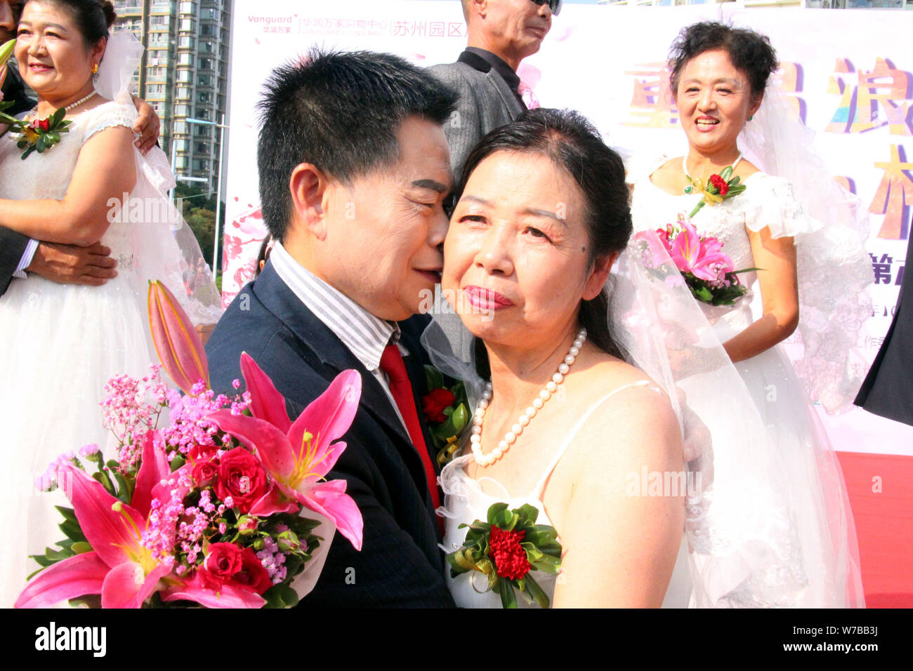 Ältere Paare nehmen an einer Gruppe Hochzeit die bevorstehende Chongyang Festival in Suzhou, Provinz Jiangsu, China 21 O zu feiern. Stockfoto