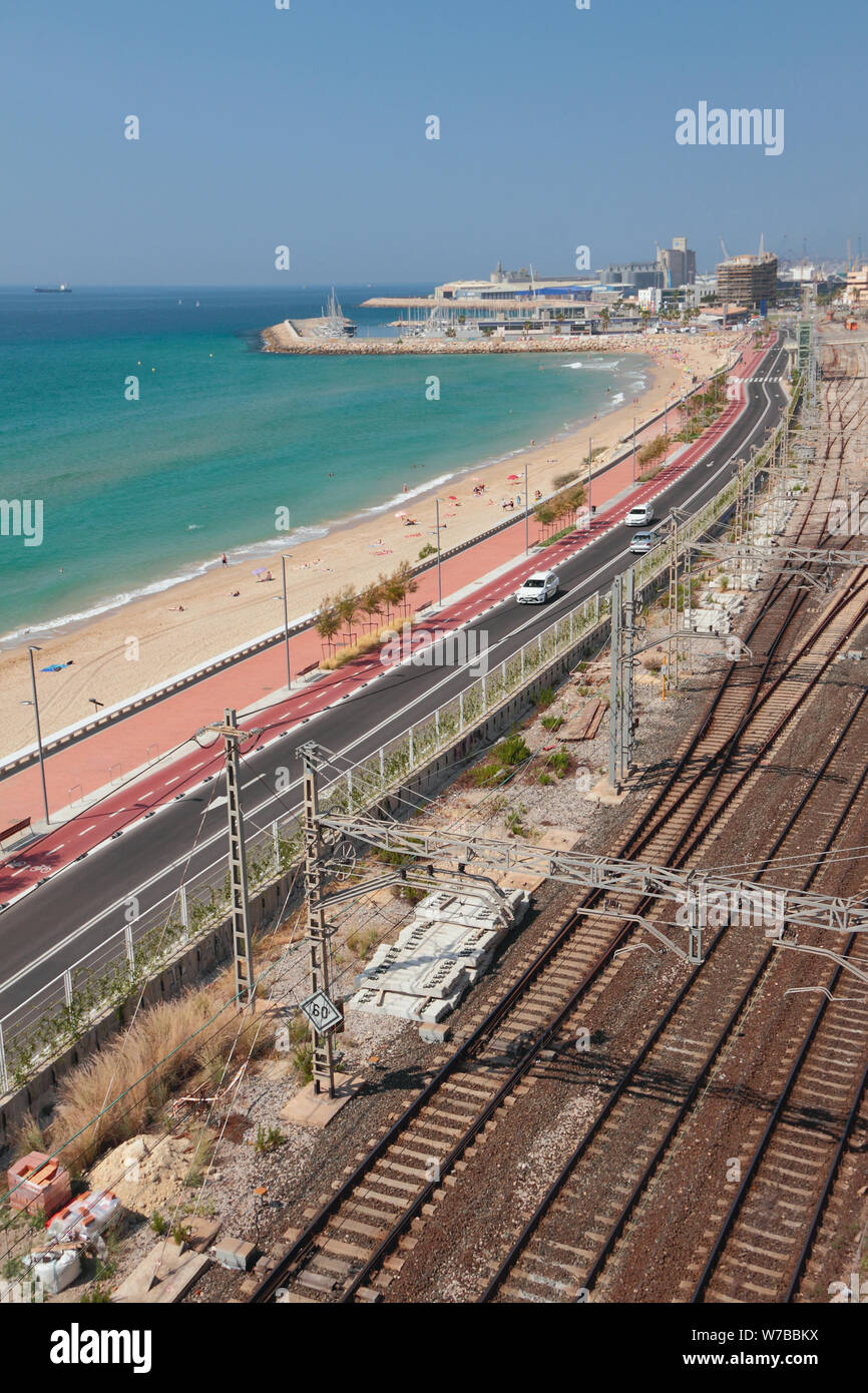 Strand, Autobahn und Eisenbahn entlang der Küste. Tarragona, Spanien Stockfoto