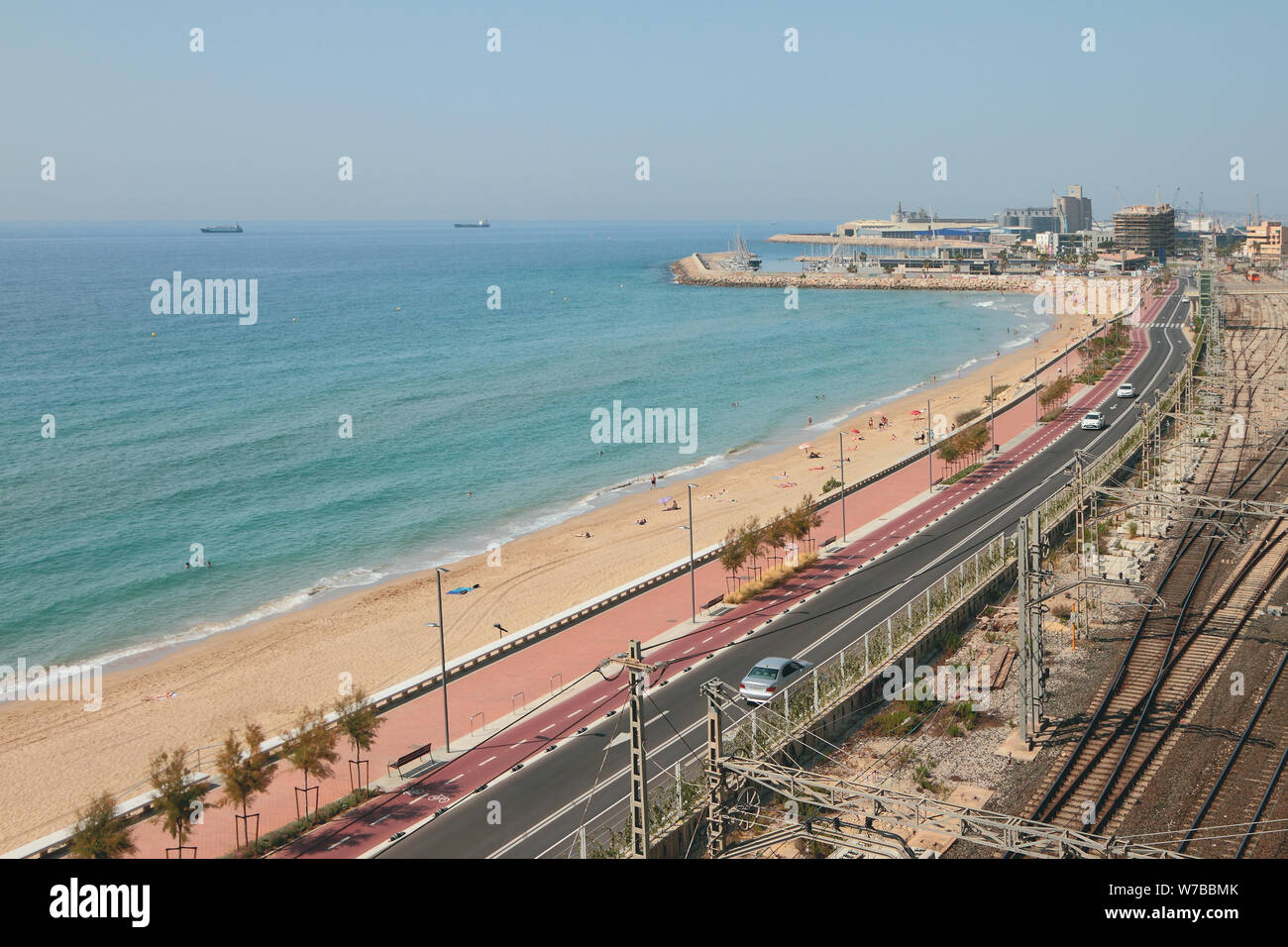 Meer, Sandstrand und Autobahn entlang der Küste. Tarragona, Spanien Stockfoto