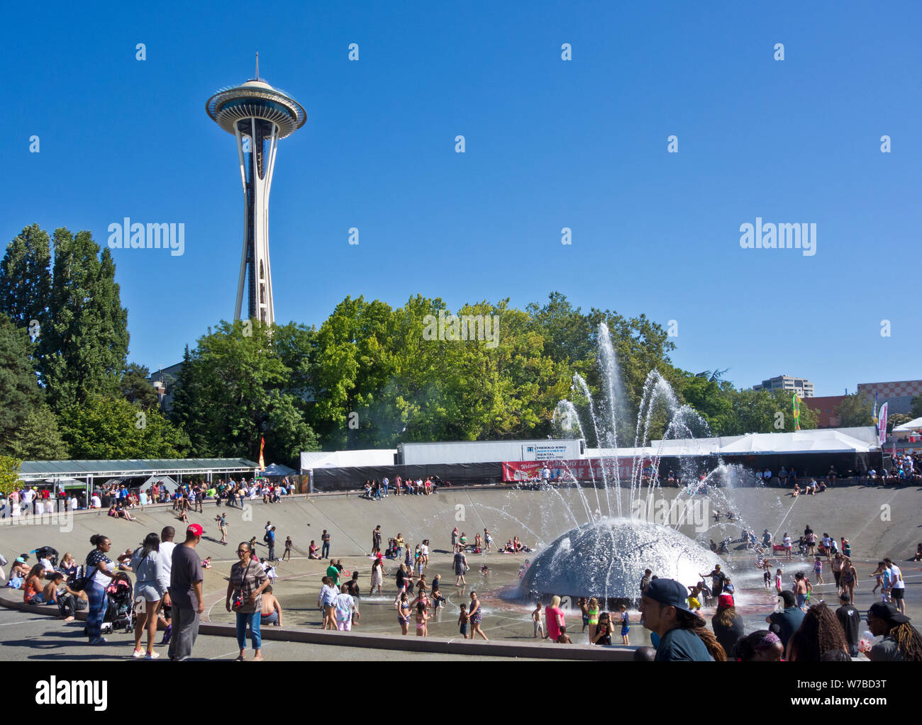 Massen von Menschen, die von der Internationalen Brunnen im Zentrum von Seattle Gegend von Seattle, Washington. Sommer Massen an den Bissen von Seattle Festival. Stockfoto