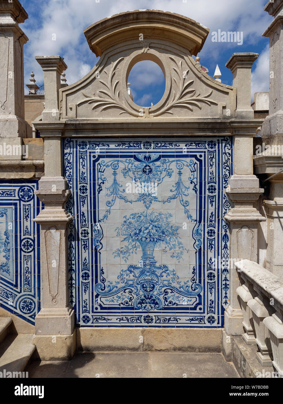 Einige der restaurierten Hoch dekorierte bemalte Wand Fliesen auf die Schritte, die in den Gärten der Estoi Palace Hotel an der Algarve, Portugal. Stockfoto