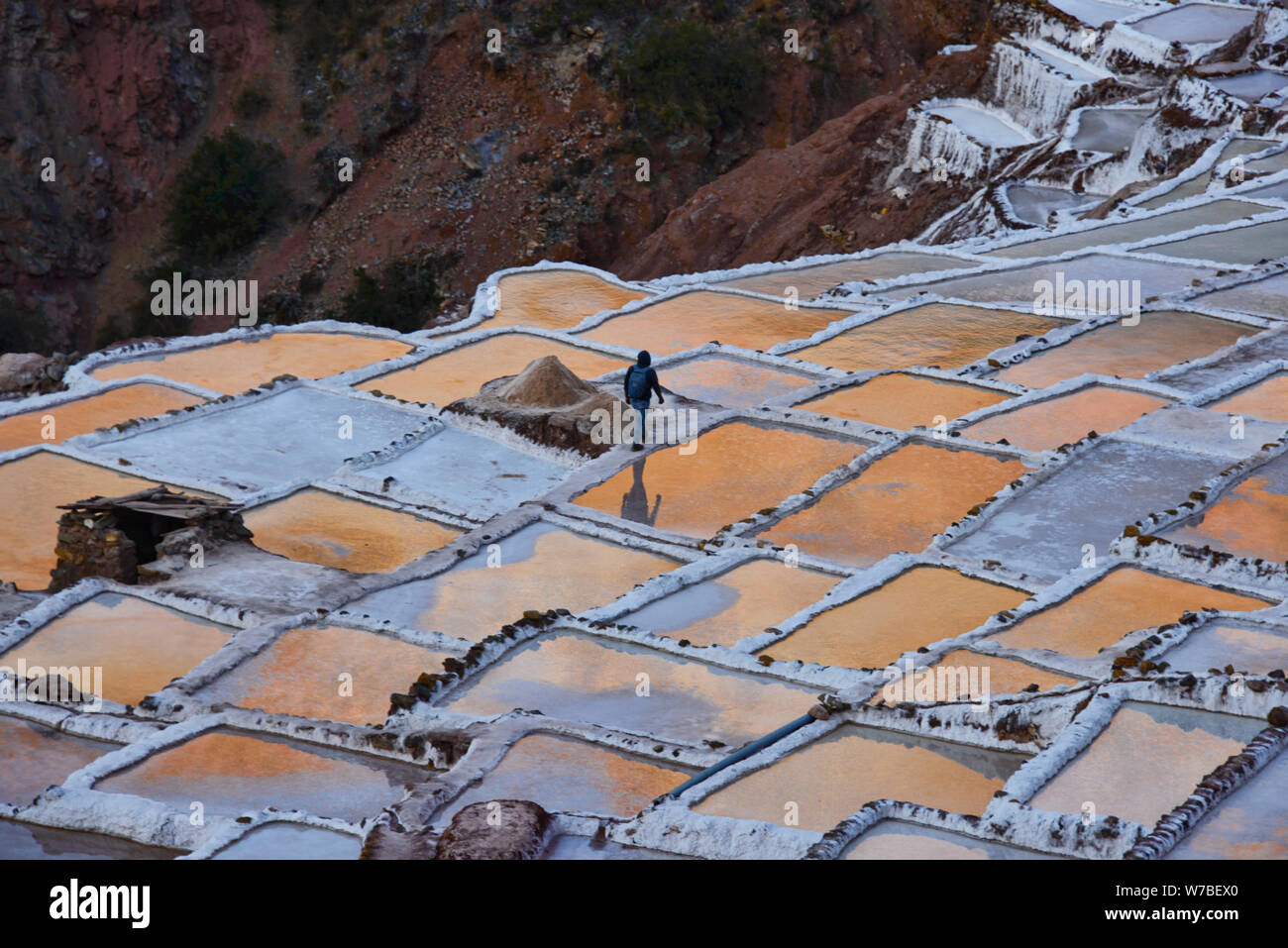 Sonnenuntergang Reflexionen über die Salinen von Maras, das Heilige Tal, Peru Stockfoto