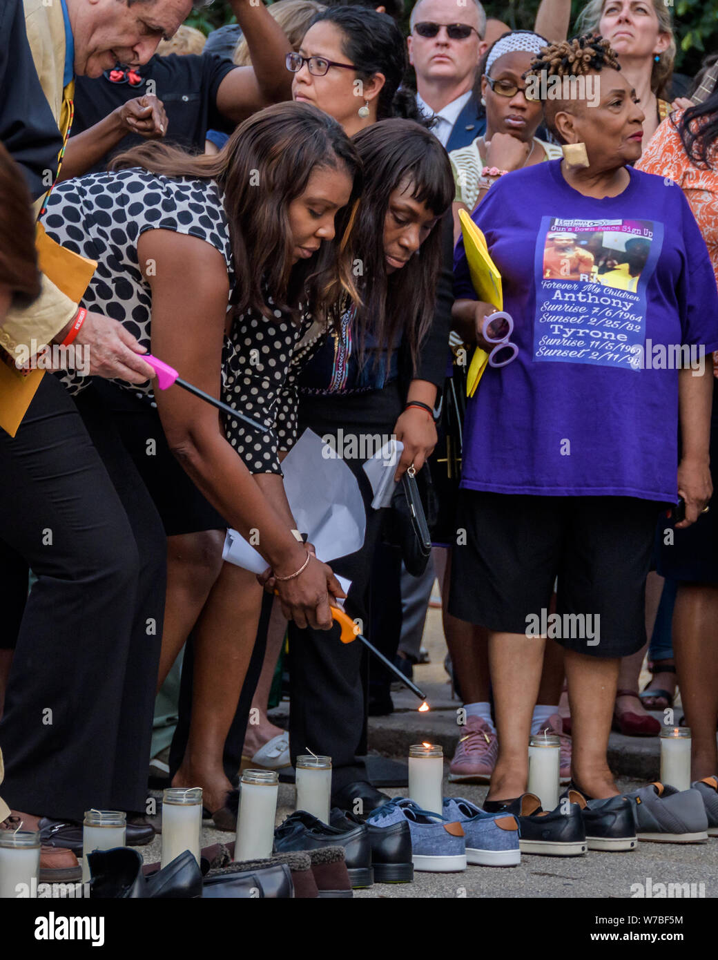 August 5, 2019, New York, USA: New Yorker gegen Waffengewalt, Jugend gegen Waffen, Schwule gegen Waffen, Borough Präsident Eric L. Adams, bürgerlichen Rechte Rechtsanwalt Norman Siegel, Alexandria Ocasio Cortez, zahlreiche Lokale gewählte Beamte und andere Fürsprecher für eine Mahnwache in Prospect Park am 5. August 2019 versammelt, um das Leben in den letzten Massenerschießungen in Brownsville, Dayton, El Paso verloren beklagen, und Gilroy, verurteilte die Schwankung in der Gun Gewalt in der ganzen Stadt und Land. Credit: ZUMA Press, Inc./Alamy leben Nachrichten Stockfoto