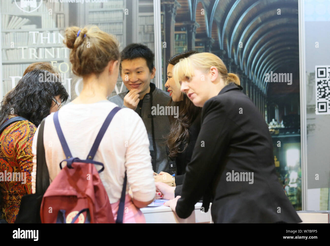 Schüler und Lehrer sind während der China Education Expo 2017 (MOE 2017) im China National Convention Center in Beijing, China, 21 Octobe Stockfoto